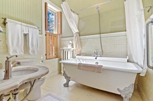 Lovelace Manor Bed And Breakfast