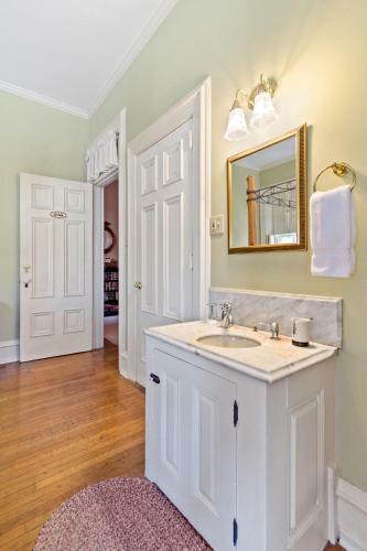 Lovelace Manor Bed And Breakfast