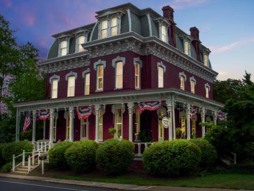 Lovelace Manor Bed And Breakfast