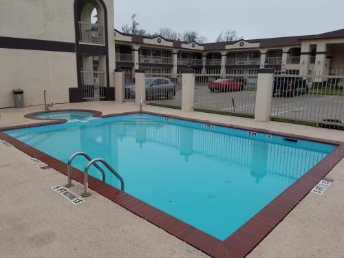 Motel Oaks Lodge And Suites