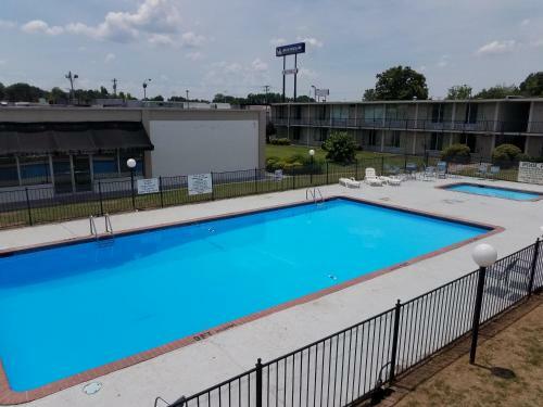 Motel Old Hickory Inn