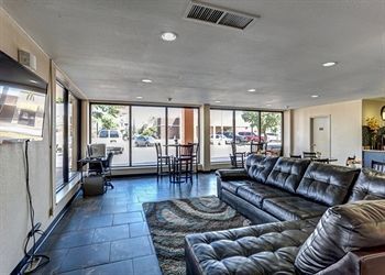 Hotel Econo Lodge Inn And Suites - Jackson