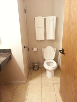 Hotel Roomy Inn & Suites