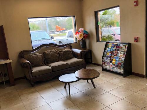 Motel Travel Inn & Suites