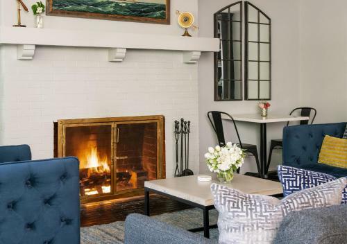 Hotel Oakhurst Inn