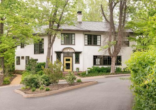 Hotel Oakhurst Inn