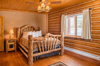 Lodge Bar N Ranch