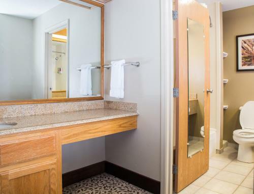 Hotel Gray Wolf Inn & Suites