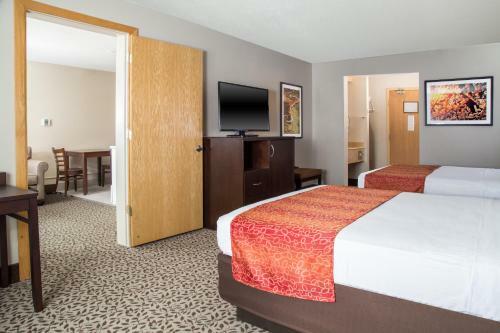 Hotel Gray Wolf Inn & Suites