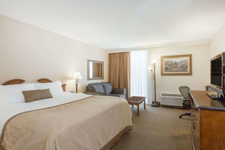 Wyndham Riverfront Hotel