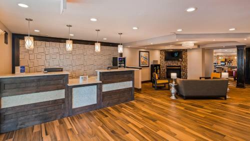 Hotel Lexington Inn & Suites