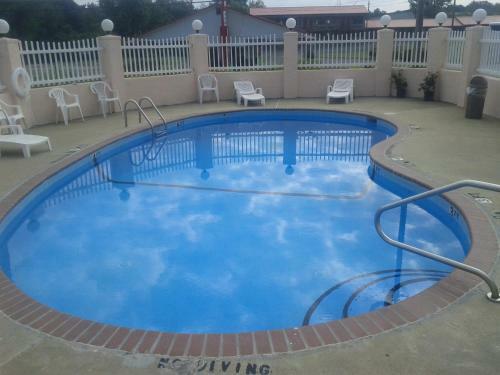 Motel Americas Best Inn - Calhoun