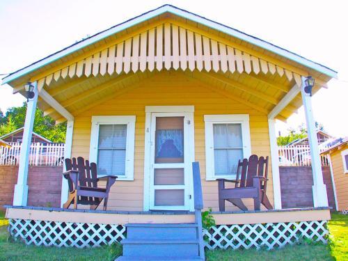 Half Moon Motel & Cottages
