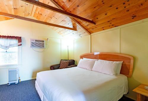 Half Moon Motel & Cottages