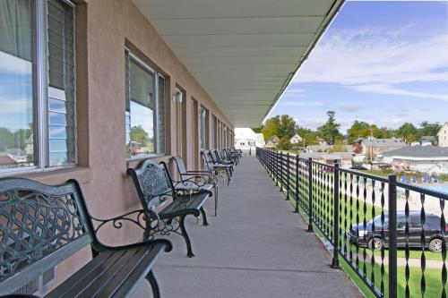 Half Moon Motel & Cottages