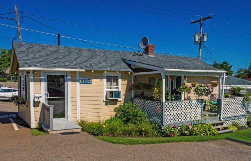 Half Moon Motel & Cottages