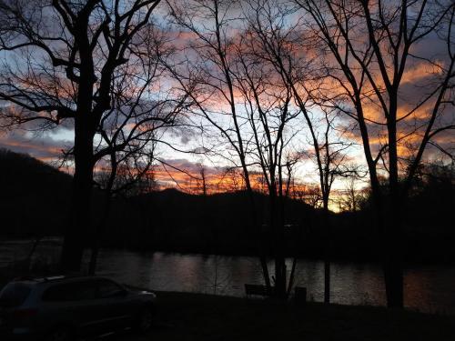 Hotel Riverbend Lodging