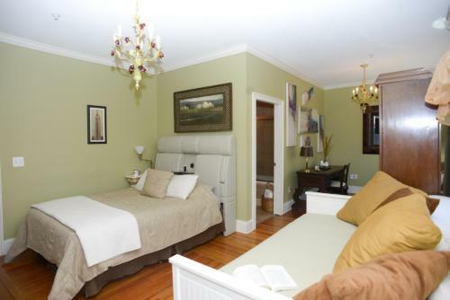 Naomi's Inn Bed & Breakfast