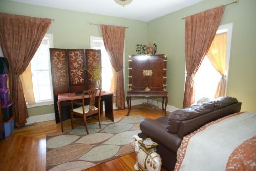 Naomi's Inn Bed & Breakfast