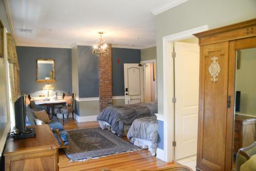 Naomi's Inn Bed & Breakfast