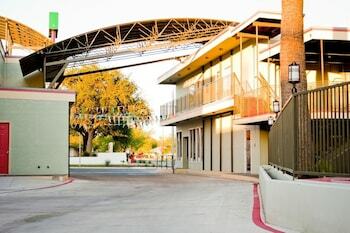 Motel Whispering Palms Inn