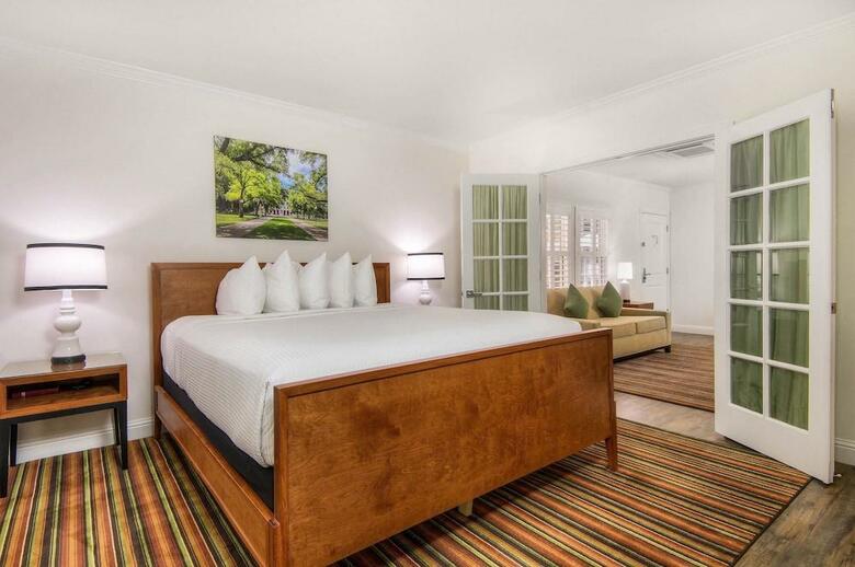 Hotel Aggie Inn