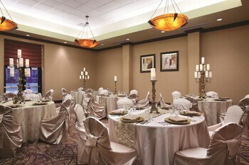 Hotel Embassy Suites Minneapolis - North
