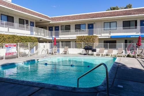 Motel 6 Mojave