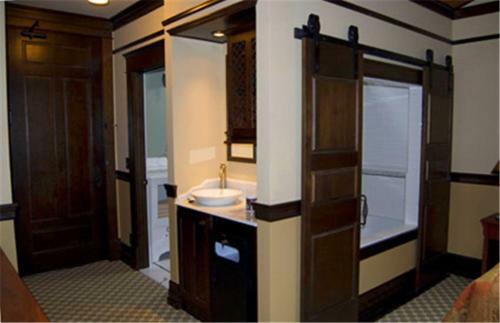 Lakeview Hotel