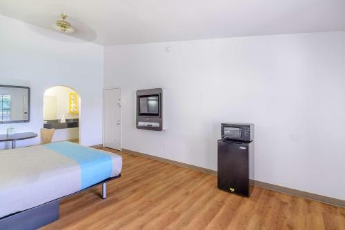 Motel 6 Canton