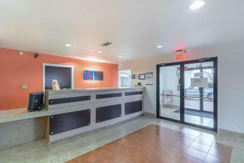 Motel 6 Canton