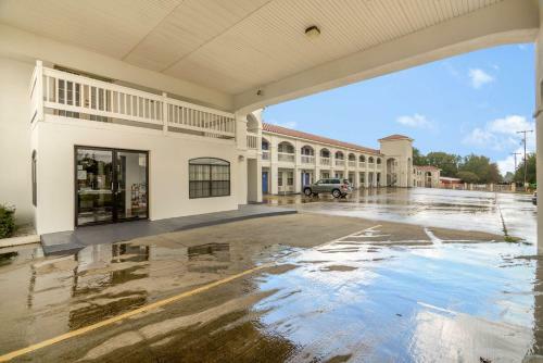 Motel 6 Canton