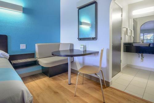 Motel 6 Canton