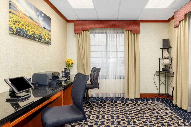 Hotel Comfort Suites Pratt