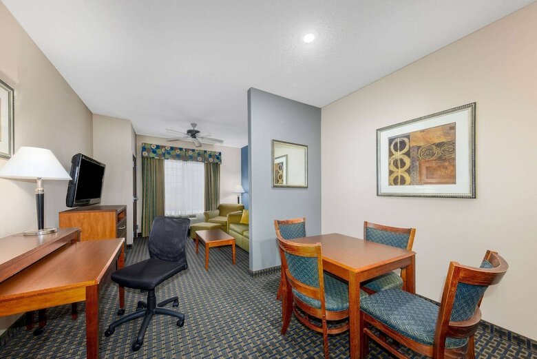 Hotel Comfort Suites Pratt