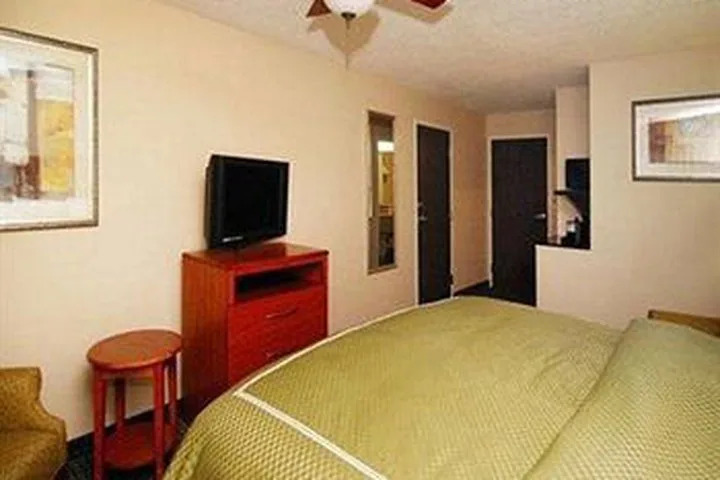 Hotel Comfort Suites Pratt