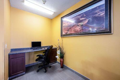Hotel Rodeway Inn & Suites