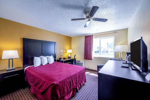 Hotel Rodeway Inn & Suites