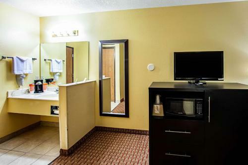Hotel Rodeway Inn & Suites