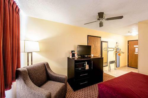 Hotel Rodeway Inn & Suites