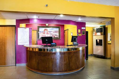 Hotel Rodeway Inn & Suites