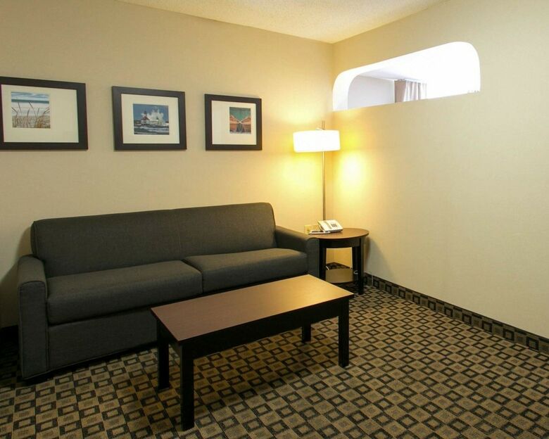 Hotel Comfort Suites Benton Harbor