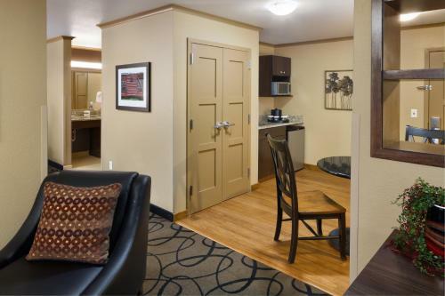 Clubhouse Hotel And Suites