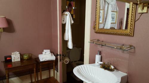 Austin's Holidae House Bed & Breakfast
