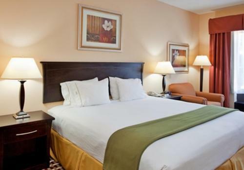 Holiday Inn Express Hotel & Suites Laurel