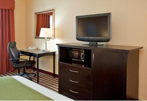 Holiday Inn Express Hotel & Suites Laurel