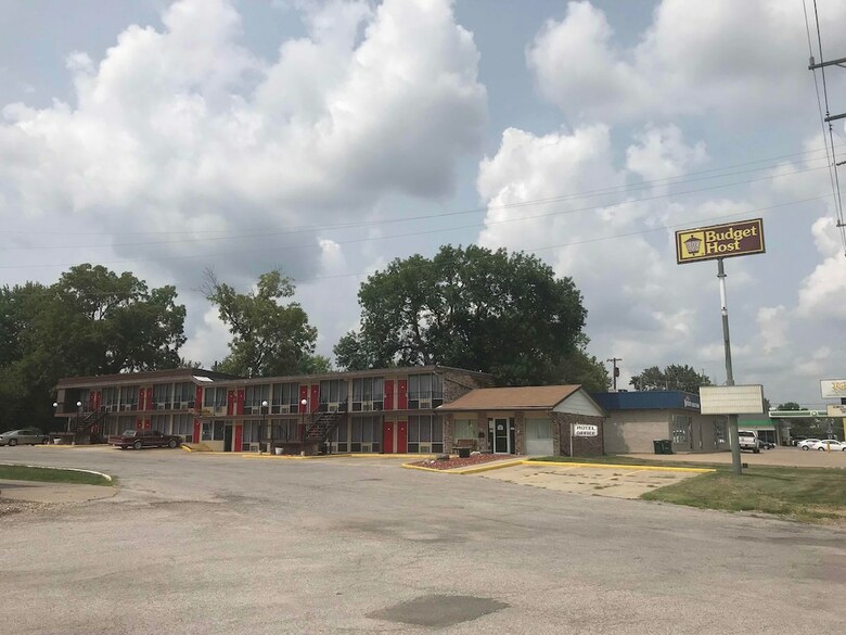 Motel Budget Host Village Inn