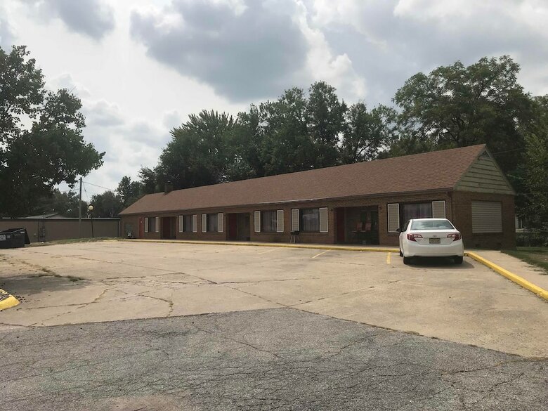 Motel Budget Host Village Inn