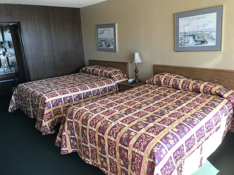 Motel Budget Host Village Inn