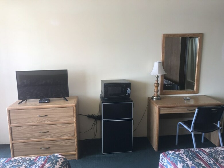 Motel Budget Host Village Inn